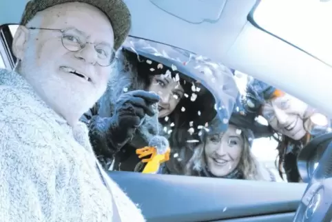 Heiner Clemens freut sich über den „Überfall“ der Ramser Stumpfwaldhexen.