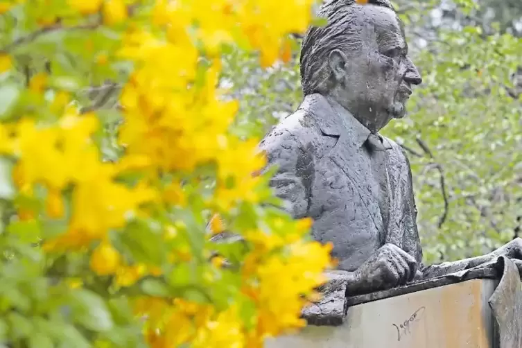 Die Bronzebüste des Philosophen Karl Jaspers in einer Parkanlage in Oldenburg. Seit 25 Jahren erinnert sie an den großen Sohn de