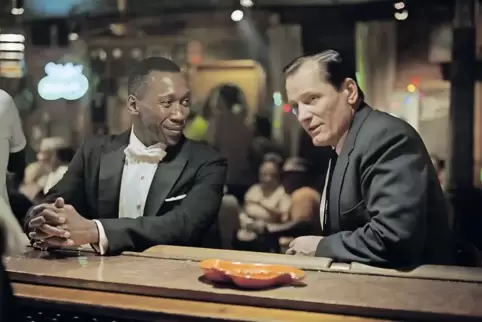 Überwinden Rassen- und Klassengrenzen: Mahershala Ali und Viggo Mortenson als ungleiche Freunde in „Green Book“. Oscars gab es f