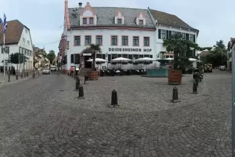 Der Deidesheimer Hof mit dem Gourmet-Tempel „Schwarzer Hahn“ liegt direkt am Marktplatz.  ARCHIVFoto: MEHN