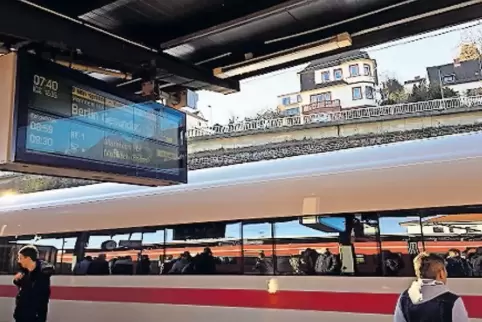 Gestern um 9 Uhr im Hauptbahnhof Neustadt: Der ICE nach Berlin hätte um 7.40 Uhr abfahren sollen.