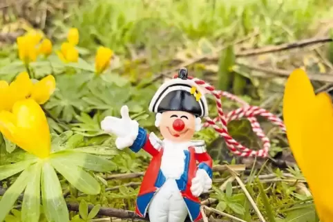 Dieser kleine Gardist hat es gar nicht eilig: Er genießt die Frühlingssonne. Ansonsten repräsentiert er das aktuelle Zugplakettc