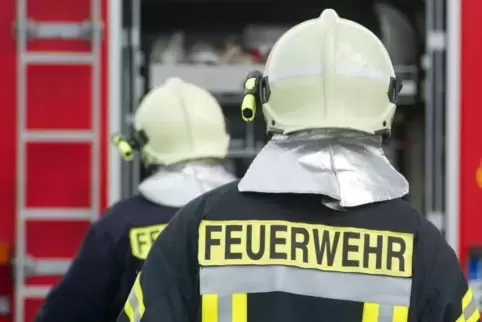 Die Feuerwehr war etwa zweieinhalb Stunden damit beschäftigt, das Feuer zu löschen. Symbolfoto: dpa 