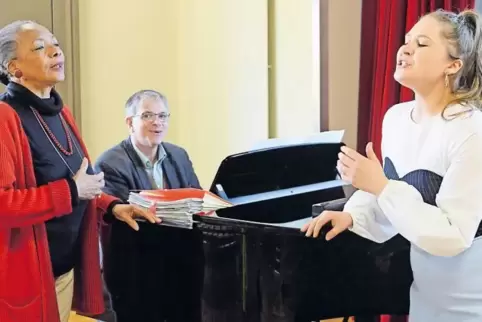 Bei der Arbeit: die Kursleiter Klesie Kelly-Moog und Stefan E. Wehr mit ihrer Elevin Karolina Petuchovaite .