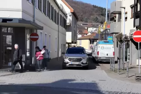 Richtigherum gefahren, falschherum geparkt: An die neue Verkehrsführung müssen sich die Fahrer erst noch gewöhnen.  Foto: Iverse
