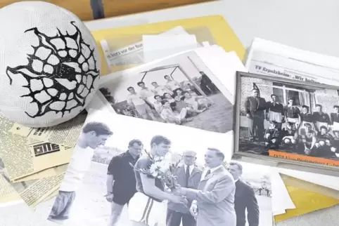 Alter Ball, alte Fotos, alte Artikel: Viel aus der Zeit, in der der TV Erpolzheim fast den Aufstieg in die Feldhandball-Bundesli