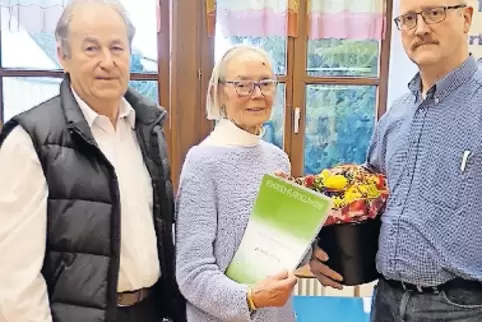 40 Jahre dabei: Johanna Hißting umrahmt von Kurt Bier (links) und Vorsitzendem Stefan Stroh.