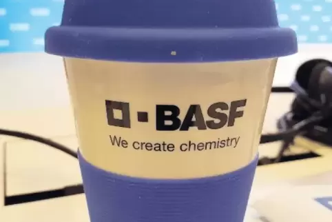 Konzern-Symbol für Nachhaltigkeit: BASF-Becher aus Keramik mit einem Silikon-Deckel.