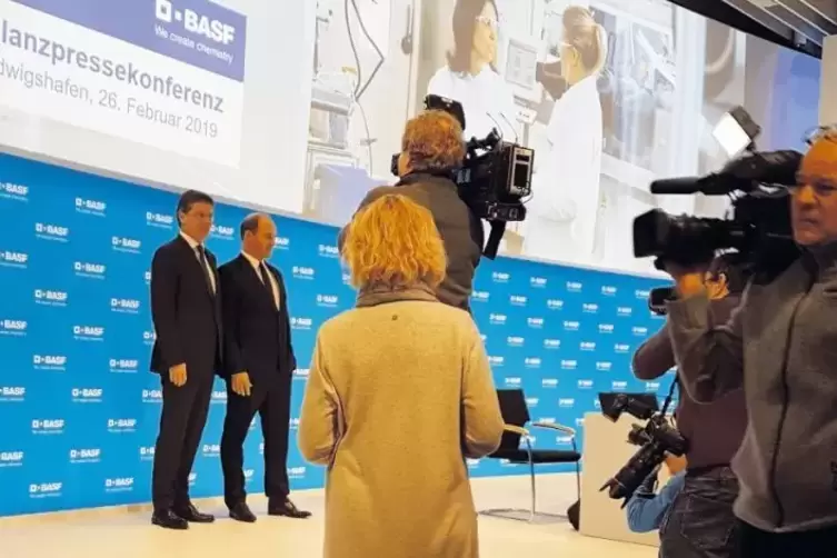 BASF-Finanzvorstand Hans-Ulrich Engel (links) und Vorstandsvorsitzender Martin Bruderm&uuml;ller bei der Bilanzpressekonferenz.