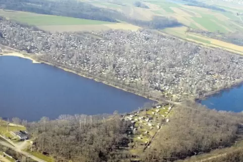Das Campinggebiet „Auf der Au“ am Marxweiher zwischen Waldsee und Altrip von oben – und vor dem Aus. Zumindest teilweise.