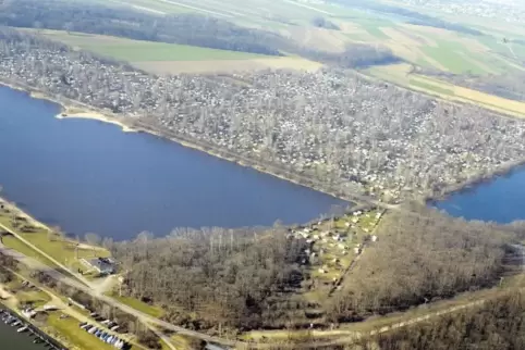 Von oben: das Campinggebiet „Auf der Au“ am Marxweiher zwischen Waldsee und Altrip.