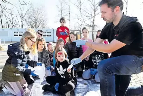Erste-Hilfe-Kurs in Dudenhofen: Paulina hat eine Platzwunde am Kopf. Die Ersthelfer legen unter Anleitung von Benedikt Dassler (