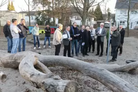 Architekt Christian Krämer (Zweiter von rechts) erläuterte dem Bauauschuss die Pläne. Foto: BENNDORF 