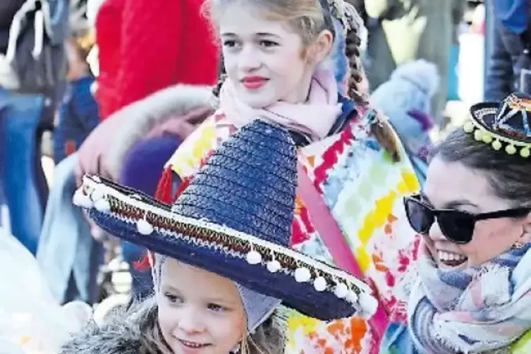 Vergn&uuml;gt: kleine Narren mit Popcorn in Jockgrim.
