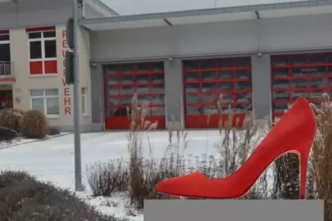 Die Fotomontage zeigt den roten Pumps vor dem Feuerwehrhaus in Hauenstein. Fotomontage: Franz-Josef Schächter