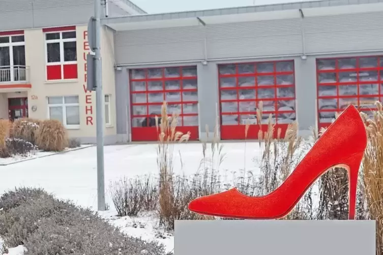 Der rote Pumps (hier als Fotomontage vor dem Feuerwehrhaus), der den „Schuhweg“ von der Schuhmeile zum Ortszentrum maßgeblich be