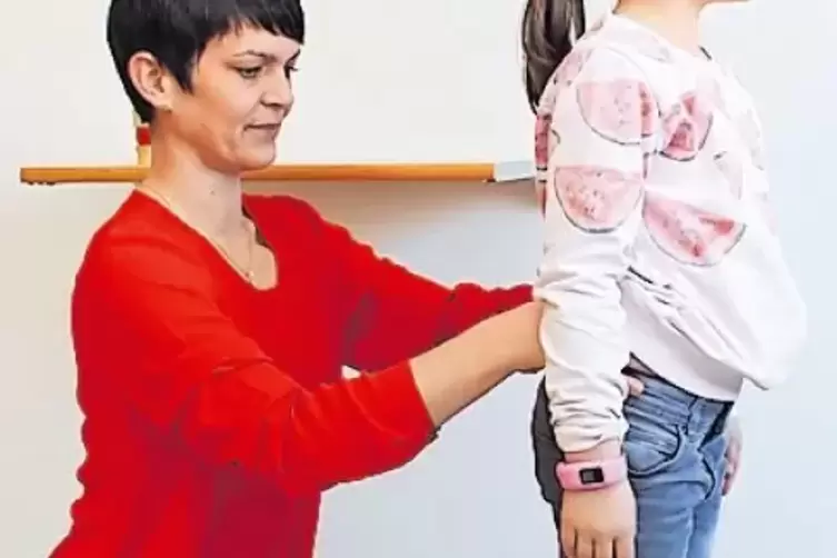 Behandelt auch Kinder: Steffi Laier (links).