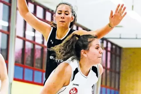 Kämpferisch: die FCK-Basketballerinnen gegen die TSG Maxdorf. Im Bild setzt sich FCK-Spielerin Theresa Knerr gegen Vanessa Kindl