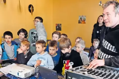 Mikrofon, Computer und Mischpult: Bei Johannes Grehl erfahren die Kinder viel Wissenswertes über die Tontechnik.