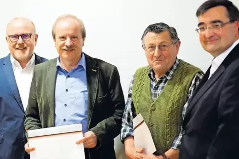 Bürgermeister Rudolf Jacob (links) und Gemeindeverbandsvorsitzender Rüdiger Jung (rechts) ehrten die langjährigen CDU-Mitglieder
