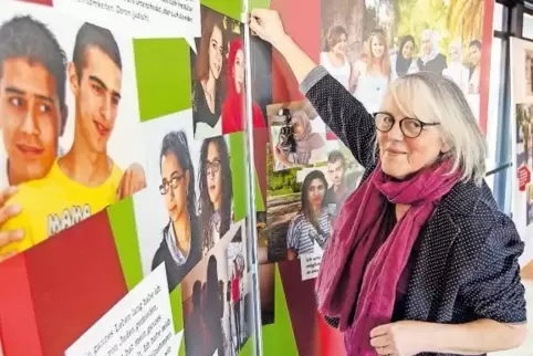 Ruth Ratter in der Ausstellung „Schau mich an“.