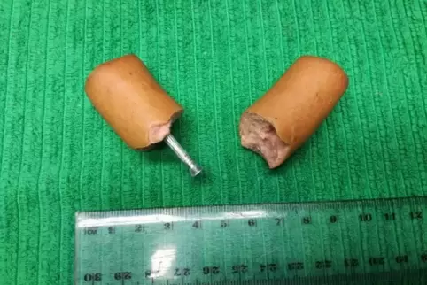 Unbekannte haben solche Hundeköder gespickt mit langen Nägeln auf den Wirtschaftswegen in Wachenheim ausgeworfen.  Foto: Frei 