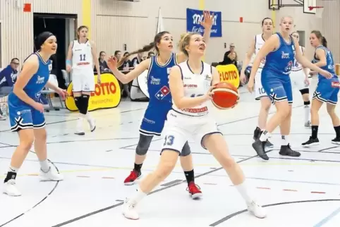 Beenden die Hauptrunde: Philippa Faul (am Ball) und die Towers.