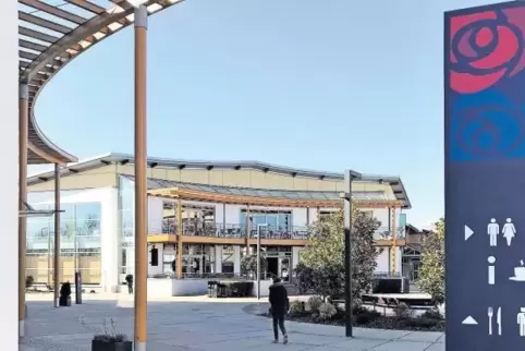 Der zentrale Platz des Outlets wird ein Schwerpunkt der Baumaßnahmen. Die Gastronomie soll größer werden.