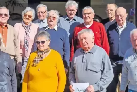 Zwölf Mitglieder wurden für 60 Jahre Zugehörigkeit ausgezeichnet.