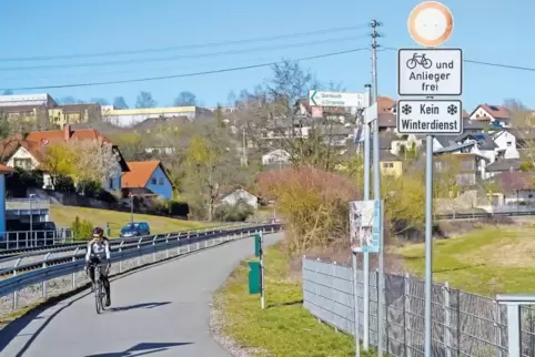 Das Durchfahrt-verboten-Schild, kombiniert mit dem Zusatz „Fahrradfahrer frei“ – hier auch Anlieger – steht an den Zufahrten zum