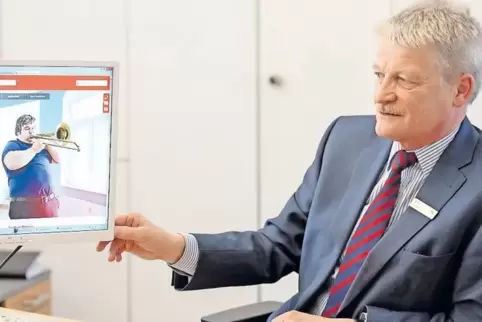 Posaunenstunde am PC. Rudi Bellaire zeigt, wie er die Zeit nach dem Abschied von der Sparkasse verbringen könnte.