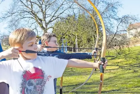 Janic hat zwar einen Piraten auf dem T-Shirt, aber beim Bogenschießen durften er und Lennart sich wie Robin Hood fühlen.