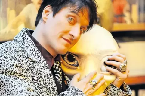 Bela B mochte es schon 2011 als Synchronsprecher für „Paul – Ein Alien auf der Flucht“ außerirdisch. In seinem Romandebüt „Schar