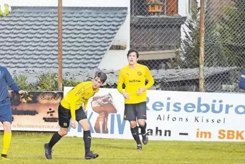 Im Spiel meist nicht weit auseinander: die Weselberger Innenverteidiger Marco Kessler (rechts) und Patrick Kessler (4. von links