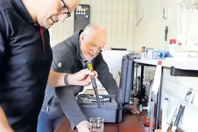 Kontrolle ist gut: Markus Justen (links) und Verbandsdirektor Ralf Friedmann im Labor des Wasserwerks. Kontrolle ist gut: Markus Justen (links) und Verbandsdirektor Ralf Friedmann im Labor des Wasserwerks.