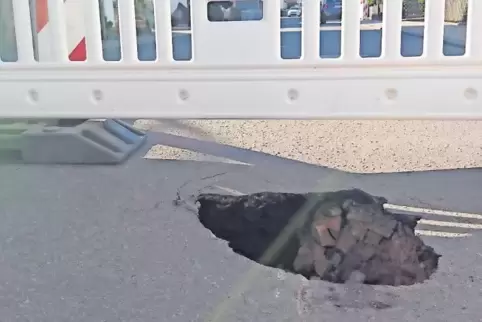 Weil zwei Straßeneinläufe zusammenbrachen, tat sich in der Helle-Röder-Straße plötzlich ein Loch in der Straße auf. Das wurde ei
