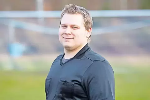 Auf den Gleisen und auch auf dem Fußballplatz zeigt er Führungsqualitäten: der Lokführer und Schiedsrichter David Anthony Hussey
