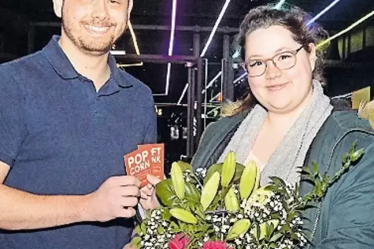 Cineplex-Mitarbeiter Philipp Metz hielt Blumen für Simone Altmayer parat.