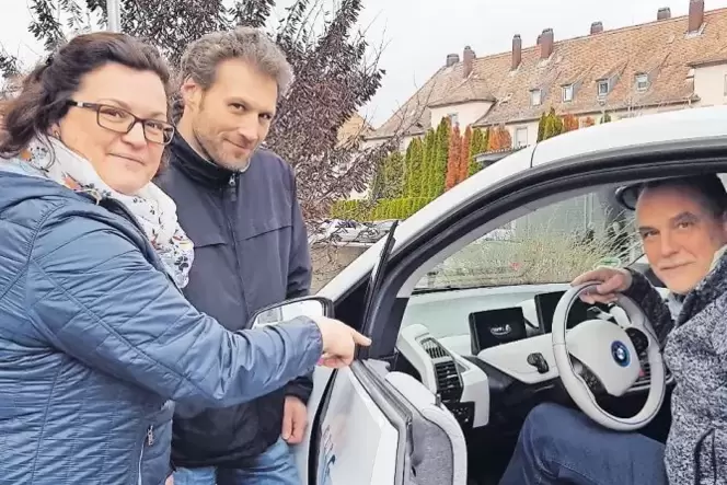 Begeistert von E-Mobilität: die DRV-Mitarbeiter (von links) Andrea Thieme, Alexander Hölscher und Ulrich Rühlmann. Begeistert von E-Mobilität: die DRV-Mitarbeiter (von links) Andrea Thieme, Alexander Hölscher und Ulrich Rühlmann.