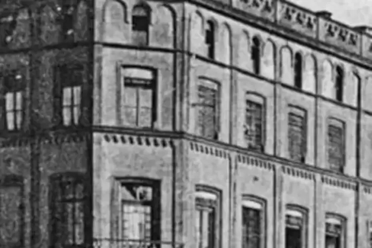 Im &bdquo;Schmidtschen Kunstinstitut&ldquo; ehemals Ecke Schillerplatz/Fruchthallstra&szlig;e konnte man 1895 &bdquo;Panoramas&ldquo; mit Vergr&ouml;&szlig;erungsgl&auml;sern