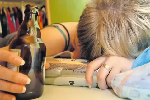 Rund 1400 Jugendliche werden jährlich in Rheinland-Pfalz mit einer Alkoholvergiftung in ein Krankenhaus eingeliefert.