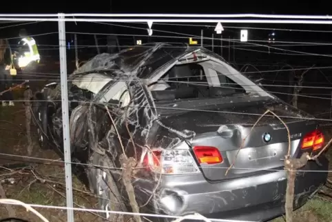 Der 18-jährige Fahrer musste von der Feuerwehr aus seinem Auto befreit werden.  Foto: Polizei