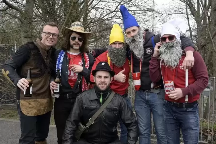 3000 Fans – viele von ihnen kostümiert – wollen die Fußball-Drittliga-Auswärtspartie des 1. FC Kaiserslautern bei Fortuna Köln z