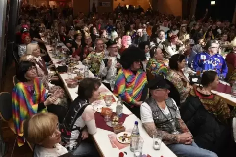 Volle Halle, zufriedene Gesichter: Bei ihrer Prunksitzung im Februar haben die Altrhoischnooke ihre Gäste selbst bewirtet. Foto: