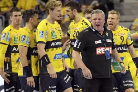 Anfeuern fürs Achtelfinale: Trainer Nicolaj Jacobsen (vorne rechts) trifft mit den Löwen auf den Vorjahresfinalisten Nantes. Fot