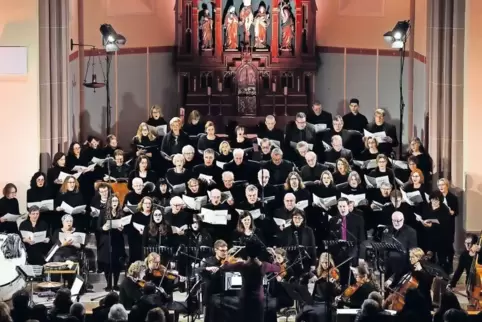 Bei der deutschen Erstaufführung von „Requiem & Magnificat“ in der katholischen Kirche in Dudenhofen: die Sänger und Musiker unt
