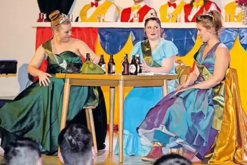 Nahmen das Geschehen bei einer Misswahl auf die Schippe: Maren Wolf, Emma Stenzhorn und Anke Fries.