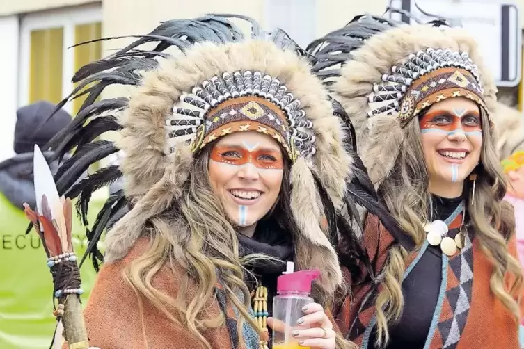 Gekr&ouml;nt mit Federn feiern diese Indianerinnen.