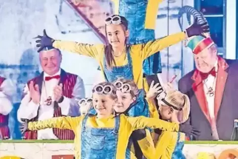 Begeistern das Publikum: die Mitglieder der Kinderturngruppe als Minions.