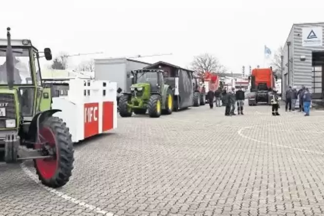 Bei der Anfahrt zum Tüv in Schwegenheim am Samstagmorgen: die Teilnehmer des morgigen Fasnachtsumzugs in Mechtersheim. Bei der Anfahrt zum Tüv in Schwegenheim am Samstagmorgen: die Teilnehmer des morgigen Fasnachtsumzugs in Mechtersheim.